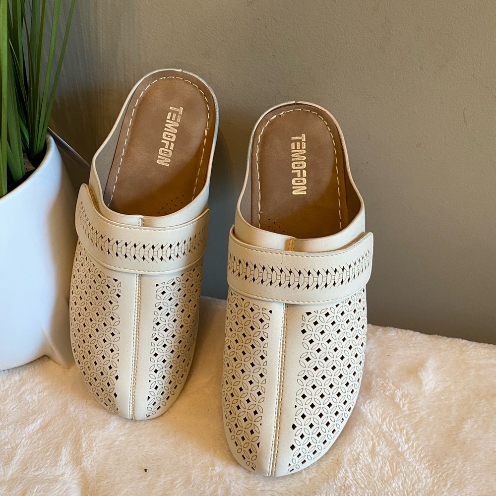 TEMOFON Women's Cream Slip-On Shoes